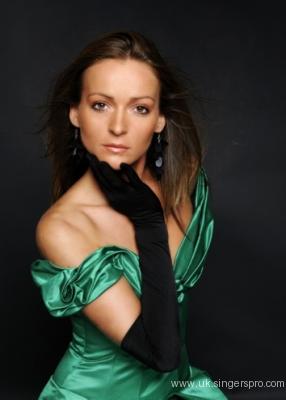 Alma Ferovic, singer